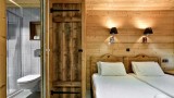 sylvie-chalet-in-val-d-isere-france-twin-bedroom-and-bathroom-11982-5603488