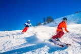 valdisere-couple-skieurs-avec-mel-zes-et-ciel-bleu-6476780