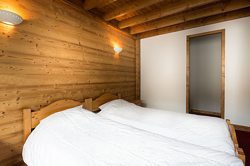 _lv_images__lot_0000000003_06_18425946