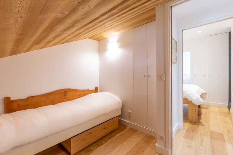 _lv_images__lot_0000000027_12_18425783