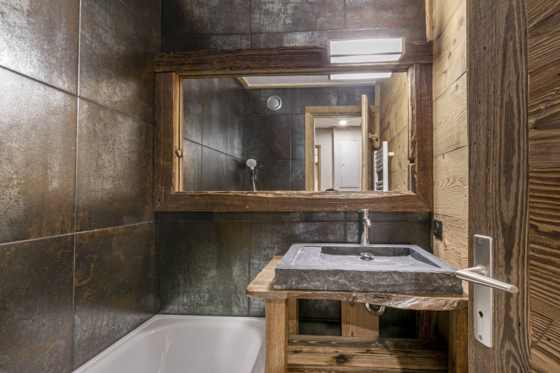 _lv_images__lot_0000000028_06_18447668