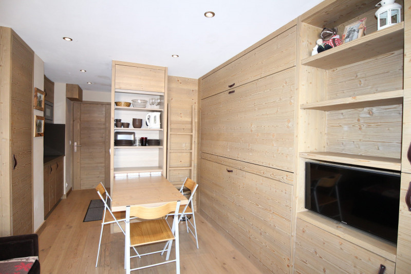 _lv_images__lot_0000060015_12_19513783
