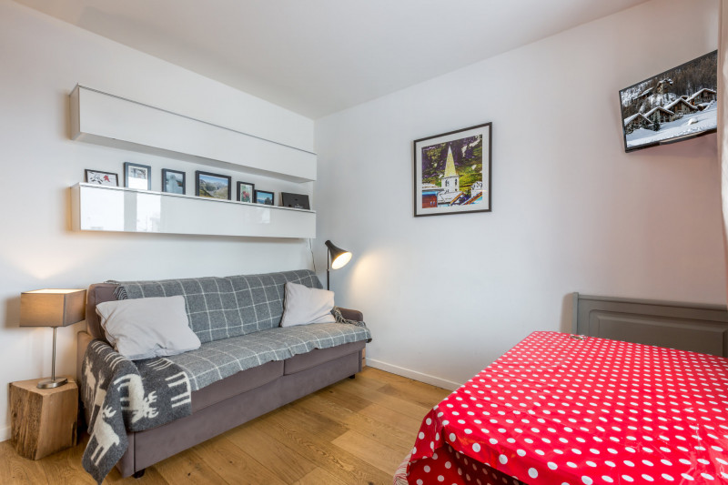 _lv_images__lot_0000220025_03_17831873