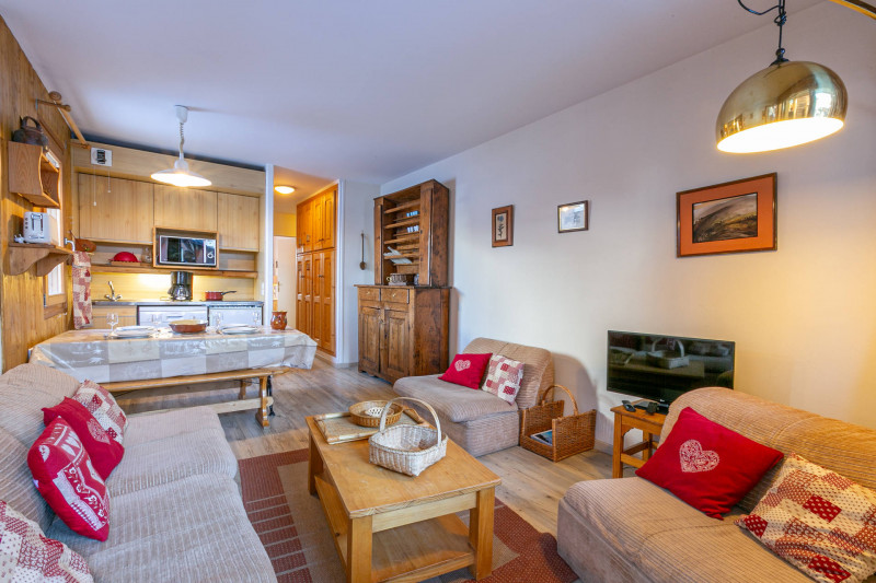 _lv_images__lot_0000220030_01_17760721