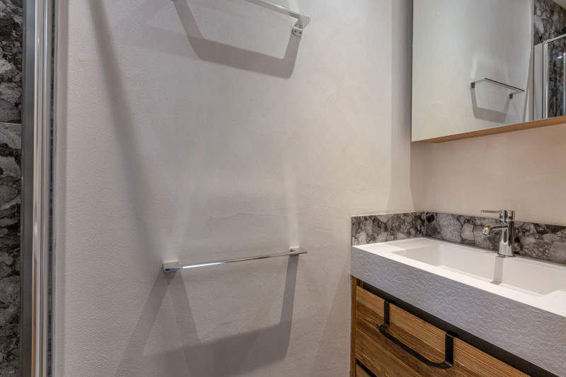 _lv_images__lot_0000280001_14_18356916