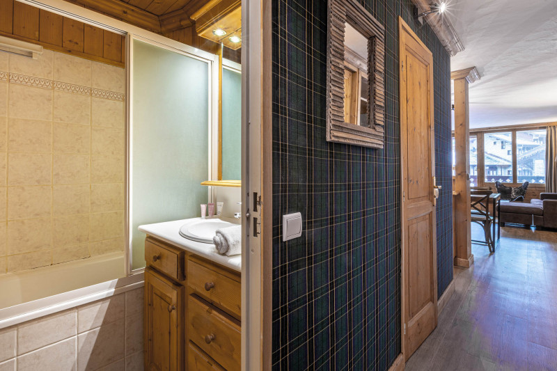 _lv_images__lot_0000810100_06_18548648