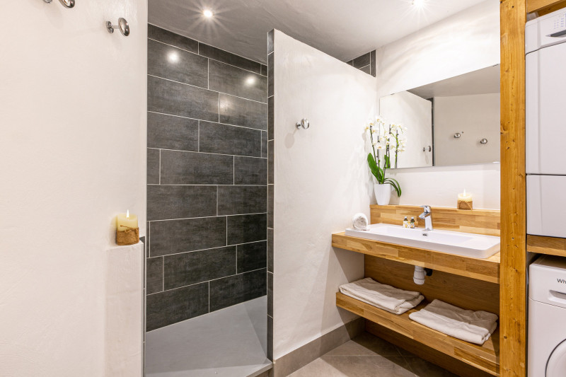 _lv_images__lot_0000860003_11_18432462