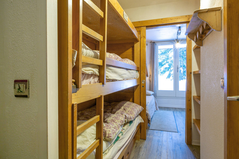 _lv_images__lot_0000950010_05_17428792