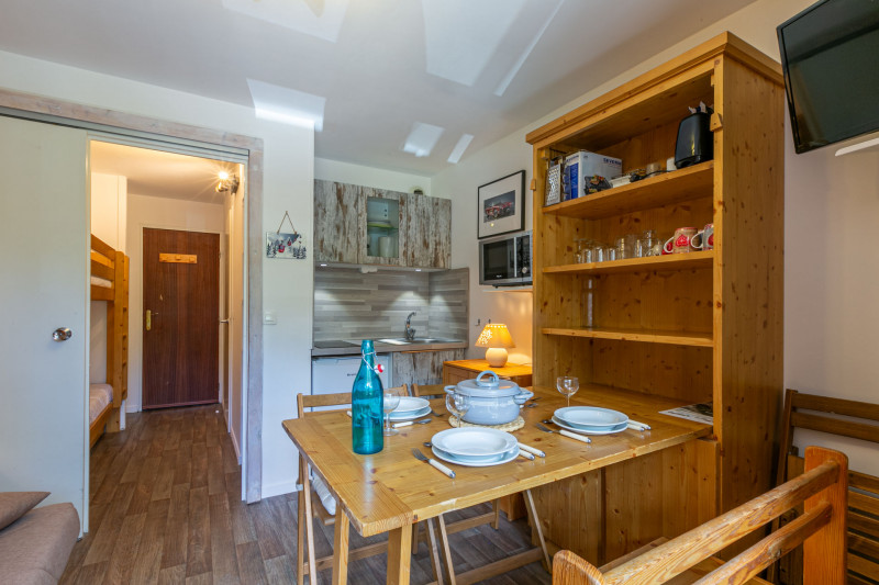 _lv_images__lot_0000950023_02_18470146