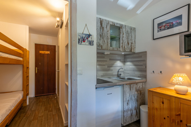 _lv_images__lot_0000950023_04_18263296