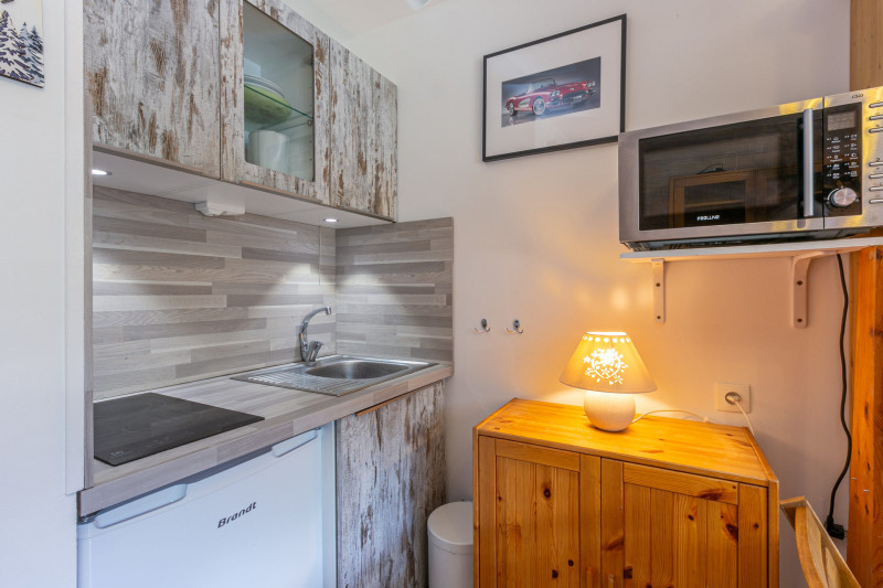 _lv_images__lot_0000950023_05_18227784