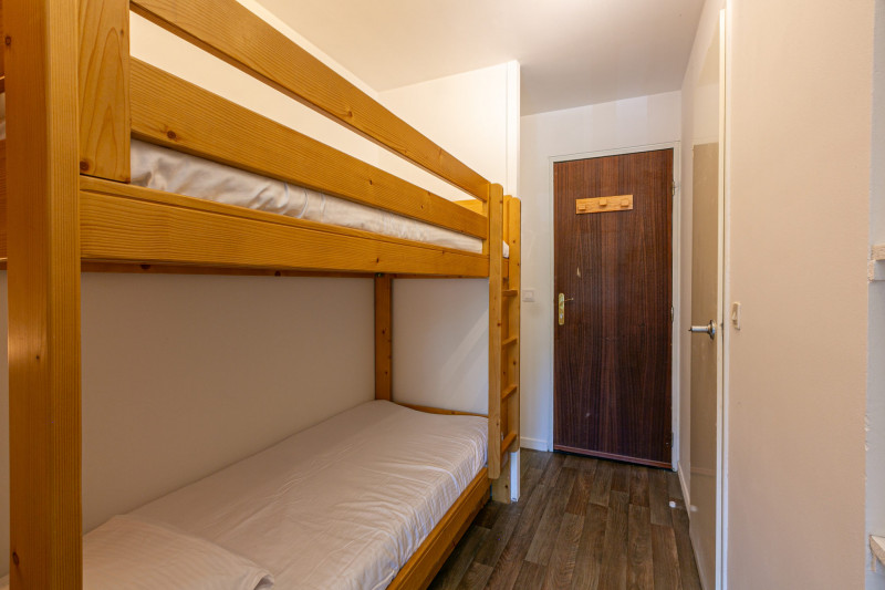 _lv_images__lot_0000950023_06_17303073