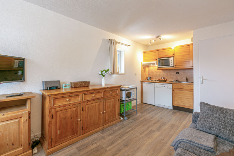 _lv_images__lot_0001050122_04_17434413