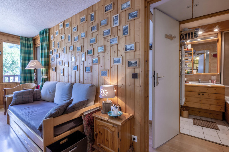 _lv_images__lot_0001050126_05_17760328