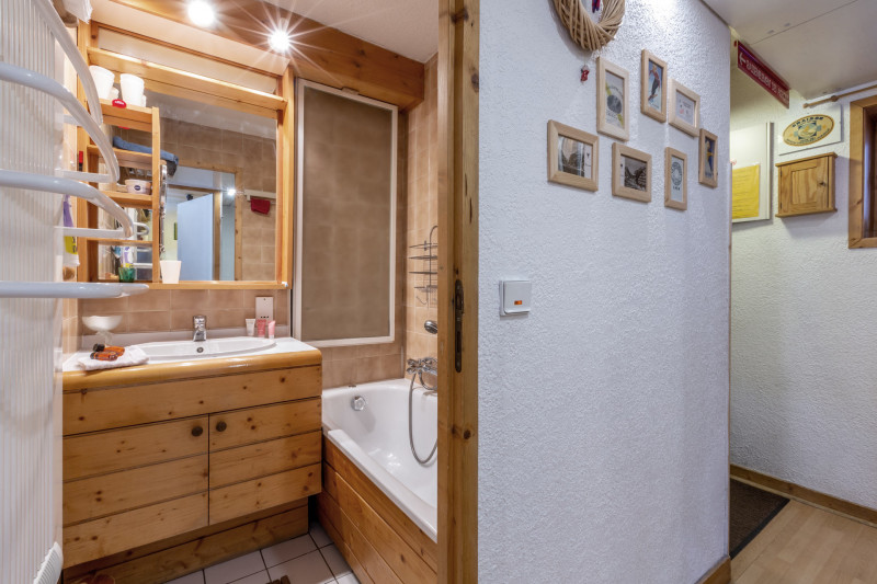 _lv_images__lot_0001050126_11_18261983