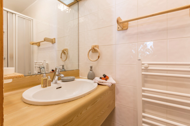 _lv_images__lot_0001060001_11_17437732