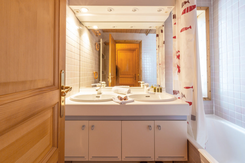 _lv_images__lot_0001080012_11_17828596