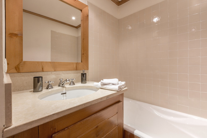 _lv_images__lot_0001080045_14_17758152