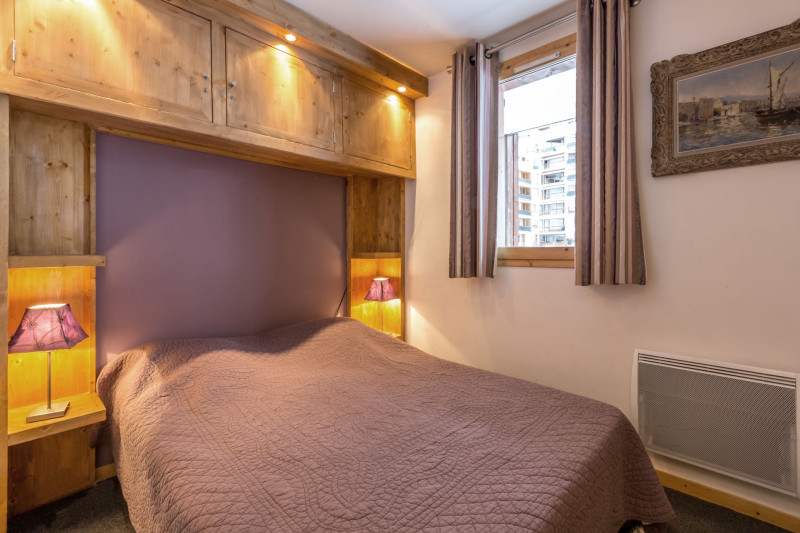 _lv_images__lot_0001180057_09_18449004