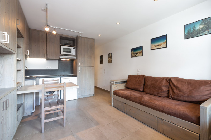 _lv_images__lot_0001190034_02_18559070