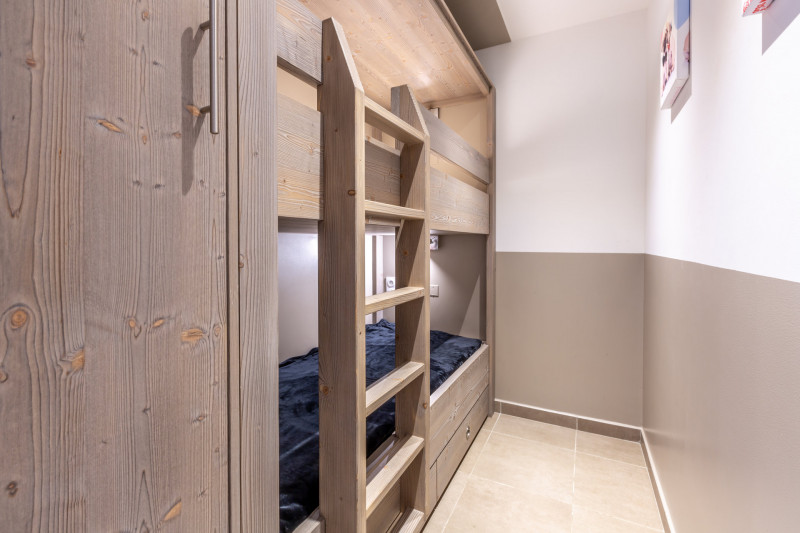 _lv_images__lot_0001190034_08_17822904