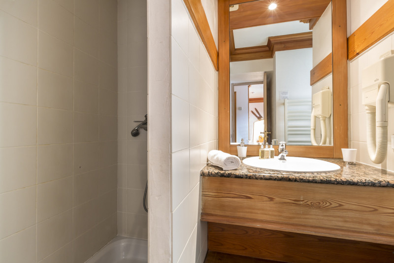 _lv_images__lot_0001280001_08_18434852