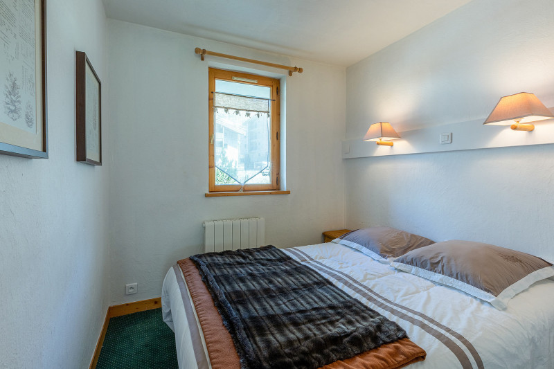 _lv_images__lot_0001320012_08_17831788