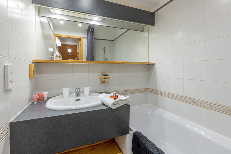 _lv_images__lot_0001320012_09_18434068