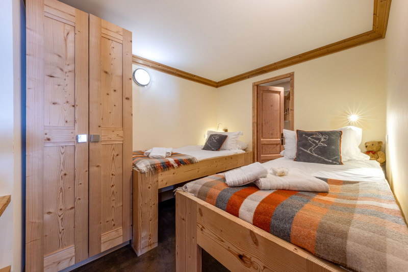 _lv_images__lot_0001830005_12_17939526