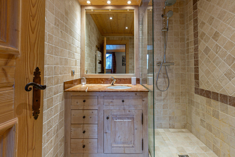 _lv_images__lot_0001840002_16_18161418