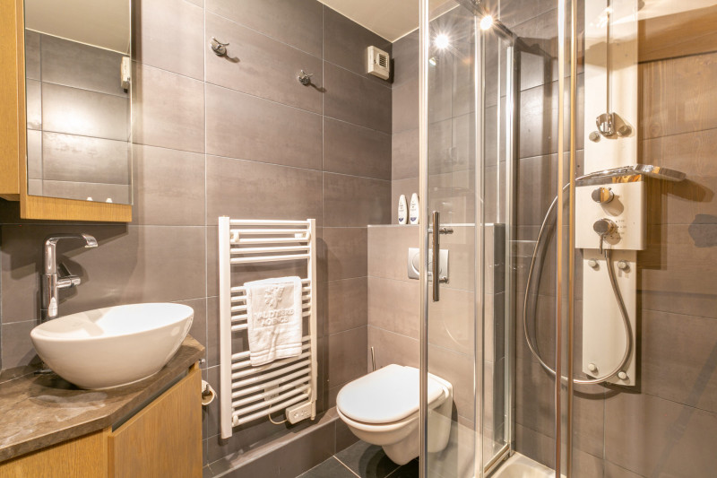 _lv_images__lot_0001920005_11_18449357