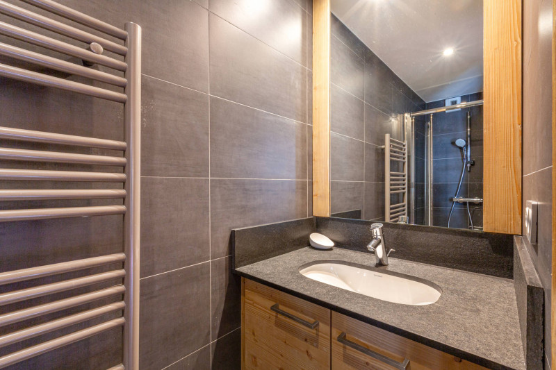 _lv_images__lot_0002200005_12_17408924 _lv_images__lot_0002200005_12_17408924