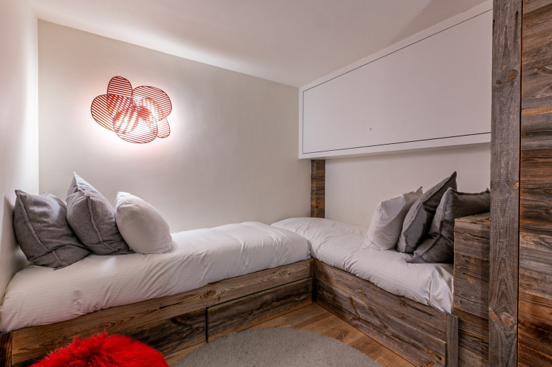 _lv_images__lot_0002340001_12_18179208