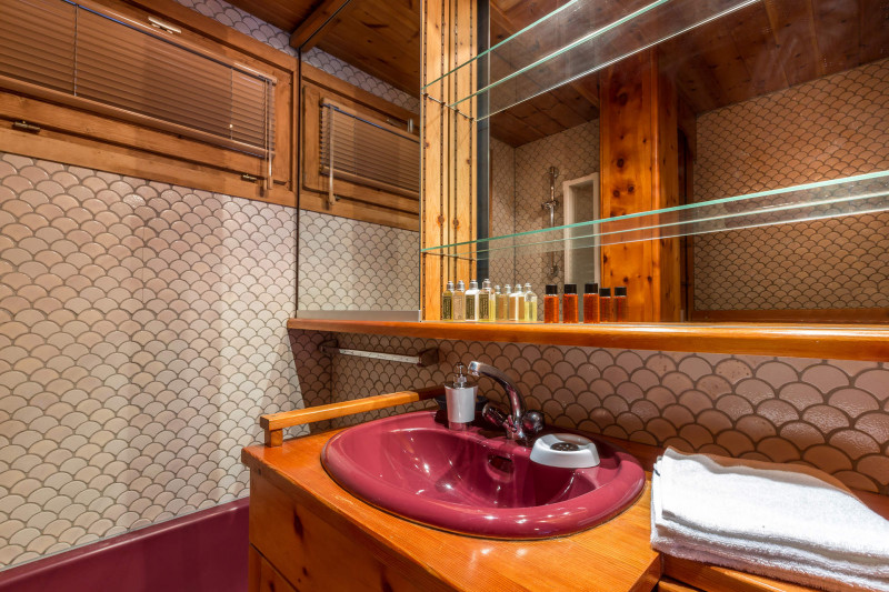 _lv_images__lot_0002340022_10_18558637