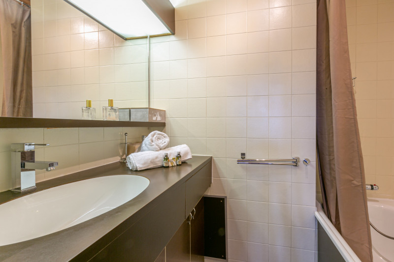 _lv_images__lot_0002340027_09_17419908