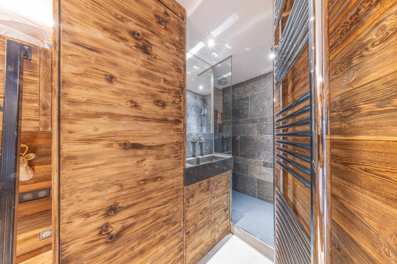 _lv_images__lot_0002340103_11_17759584