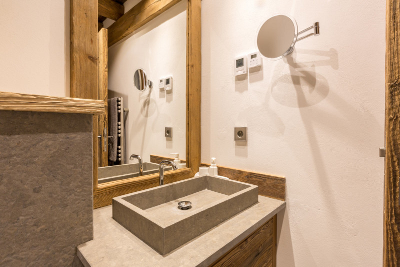 _lv_images__lot_0002340128_11_18418644