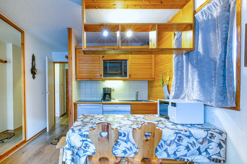 _lv_images__lot_0002340129_04_18201451