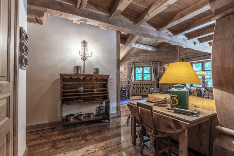 _lv_images__lot_0002340143_04_18430595