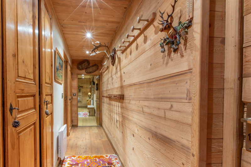 _lv_images__lot_0002340144_05_18063762