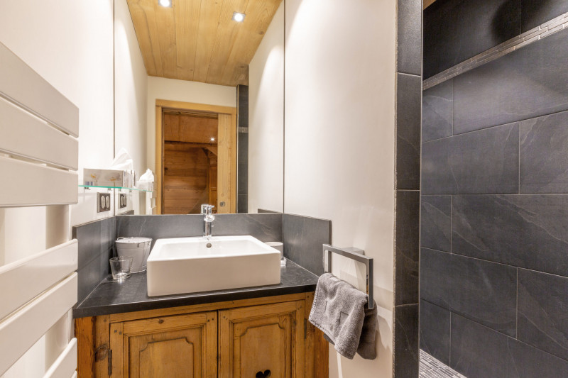 _lv_images__lot_0002340144_11_18259353