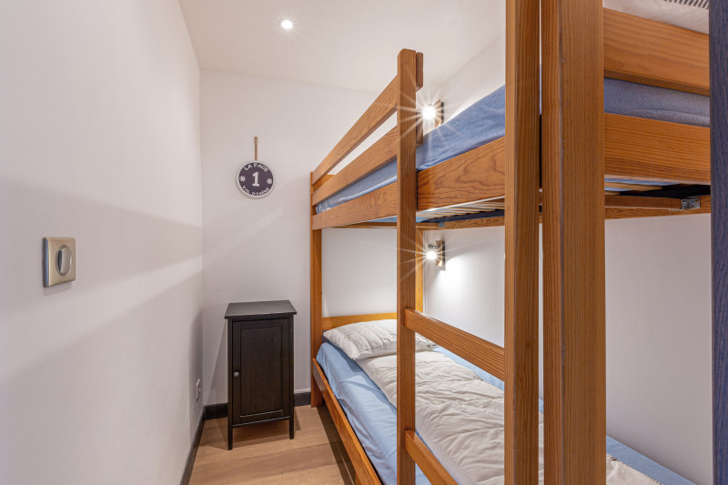 _lv_images__lot_0002340169_07_18305169