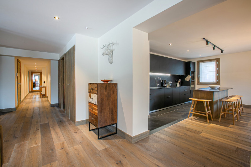 _lv_images__lot_0002340181_04_18516527