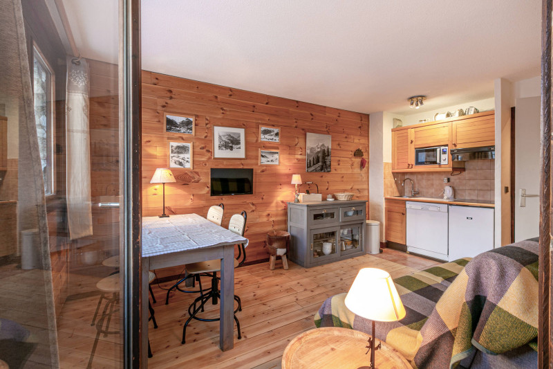 _lv_images__lot_0002340190_03_17761157