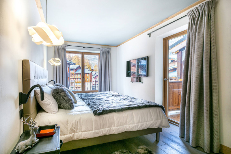 _lv_images__lot_0002340193_10_17757522