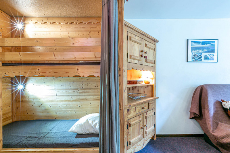 _lv_images__lot_0002340194_06_18360859