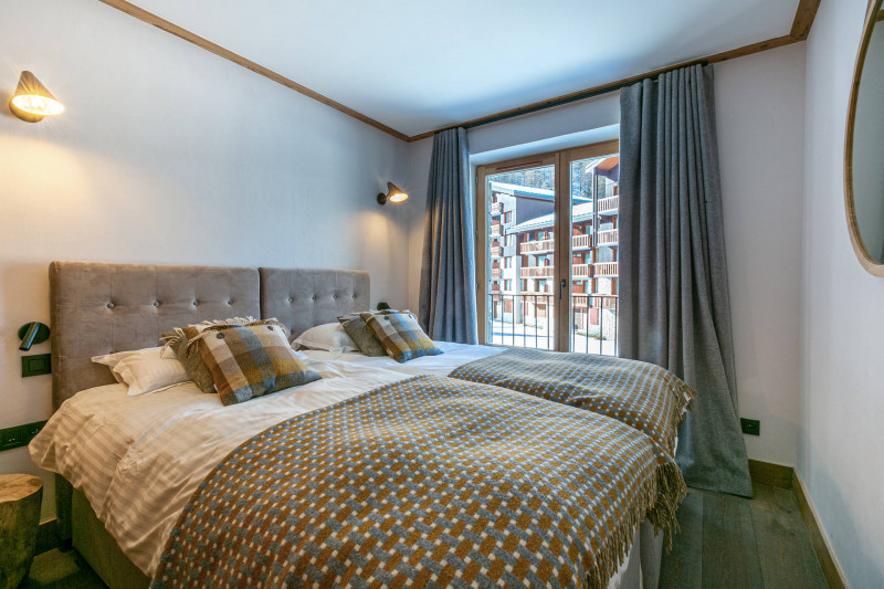 _lv_images__lot_0002340209_08_18259632