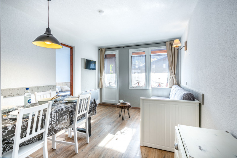 _lv_images__lot_0002340224_04_17444373