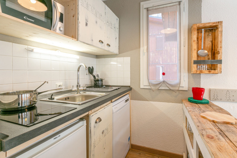 _lv_images__lot_0002340224_08_18259878