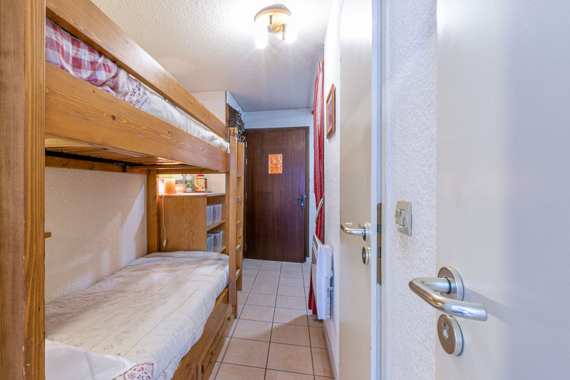 _lv_images__lot_0002340225_06_18519686